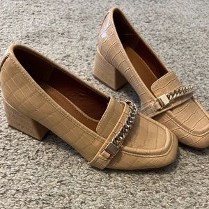 Beige alligator loafers with heel